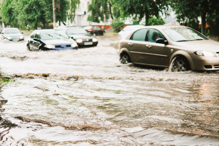 Car in flood.webp